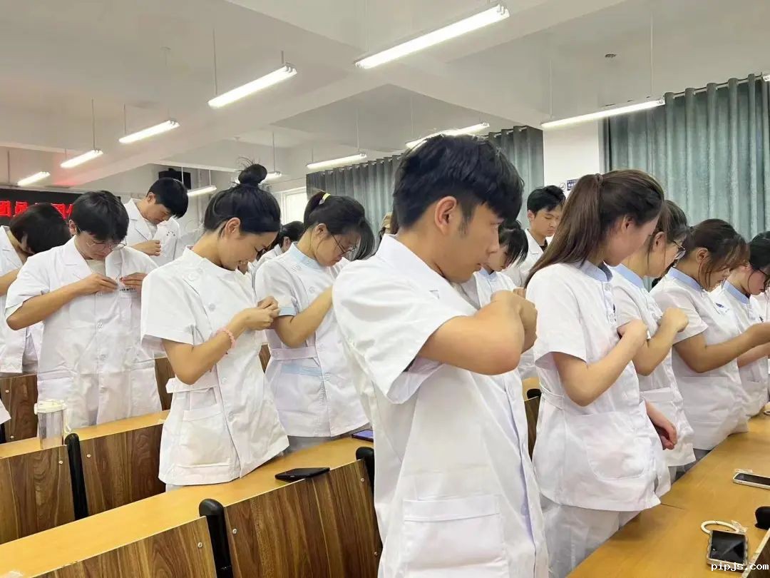 20230621必威betway入口主页欢迎您举办新团员入团仪式 (2).jpg