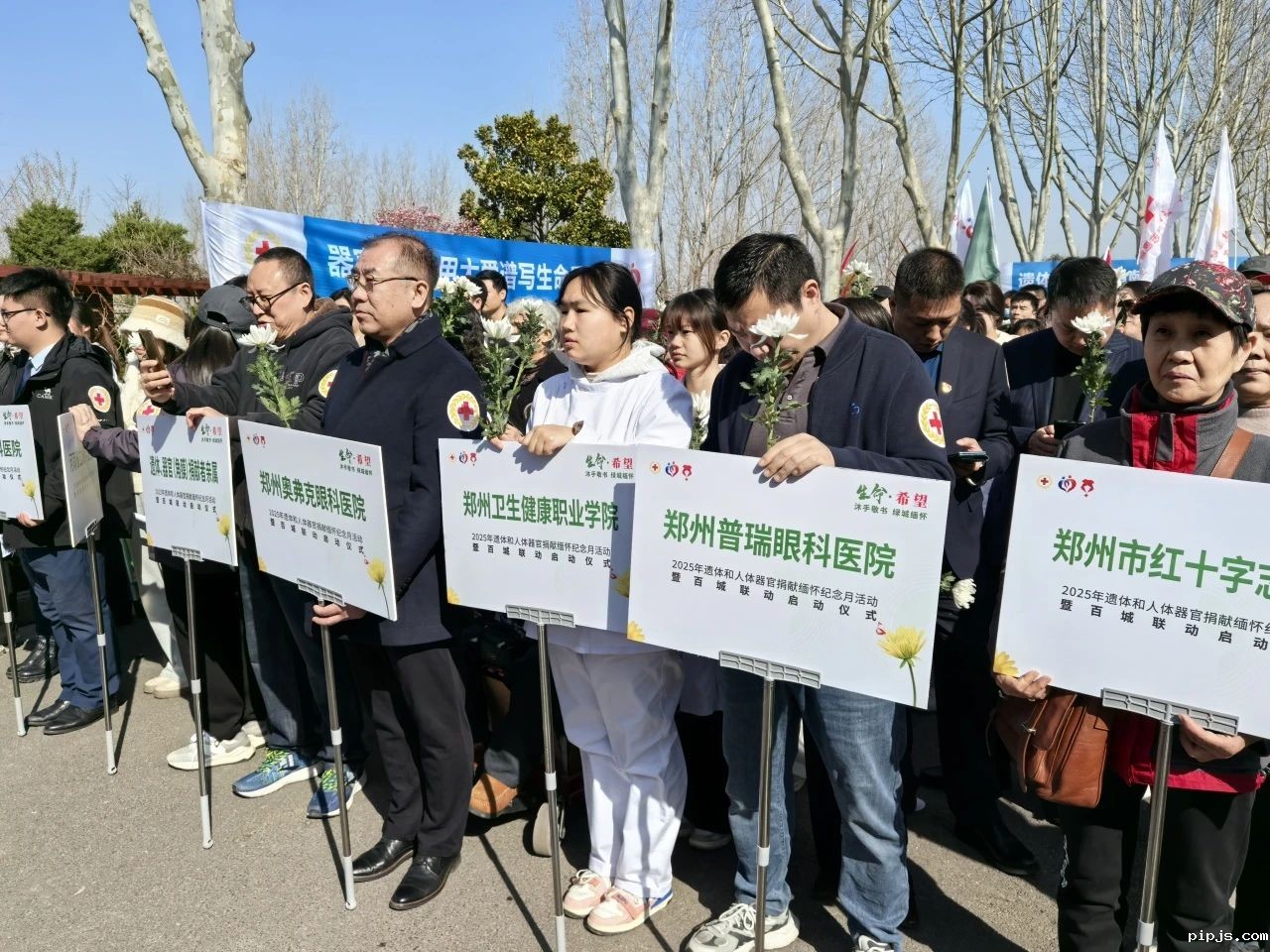 20250321生命希望——沐手敬书 绿城缅怀  我校参加郑州市红十字缅怀活动 (1).jpg
